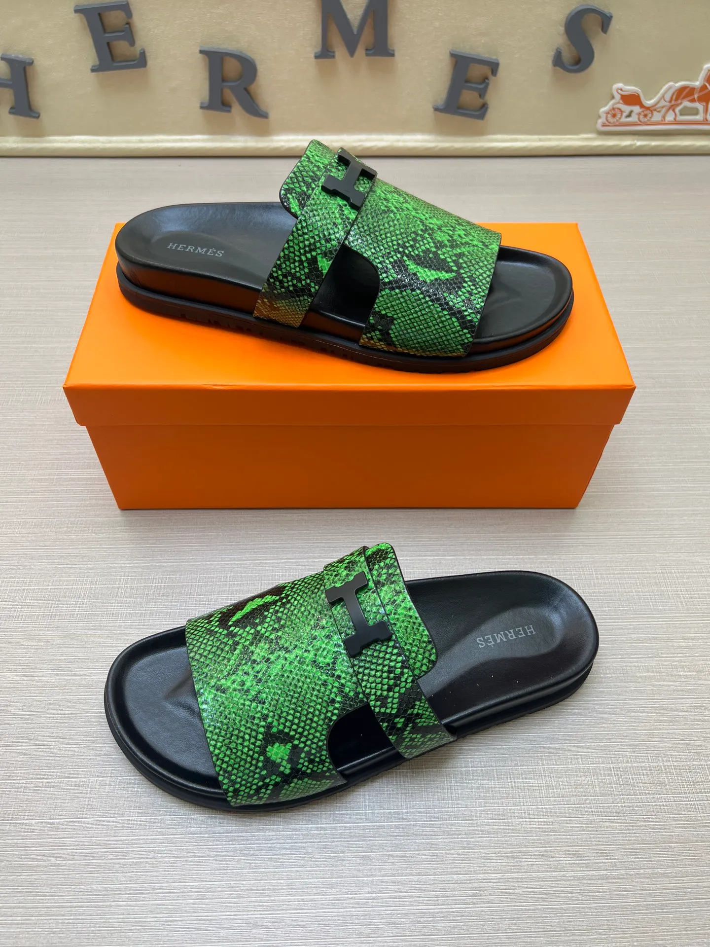 [H Family Hermès] P: 360💰 Size: 38-45 Hermes Men’s Kazimir Slippers - 2025 Summer New Hermès Same as the original version, with colored cowhide surface + rubber combined sole, handmade by master-level craftsmen! ❥High-end customization, exclusive products, the highest version in the industry.